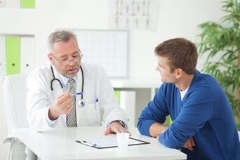 Уролог консултира пациент с хроничен простатит